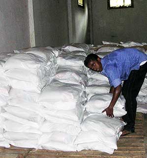 /World Vision volunteer loads supplies for victims of a tsunami that hit Sri Lanka in 2004